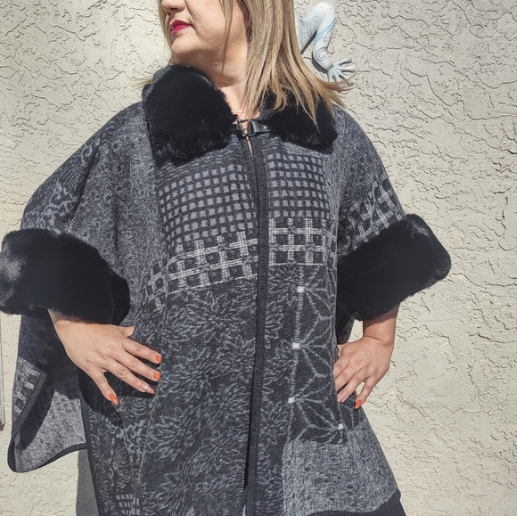 Ponchos warm and cozy - Picture 2 of 5